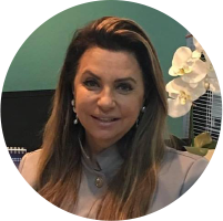 Foto de rosto da Dra. Soraya Maluf Abbud, mestre e especialista em dentística restauradora.